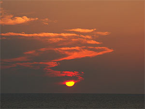 雲が夕日に表情を作る